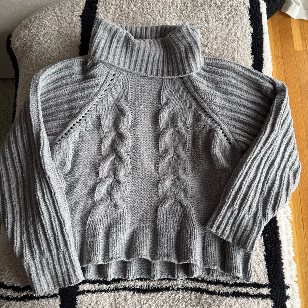 Gray turtleneck cable knit sweater Size S
